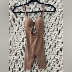 SKIMS DEEP PLUNGE SHAPEWEAR MID THIGH BODYSUIT NWT - SIENNA